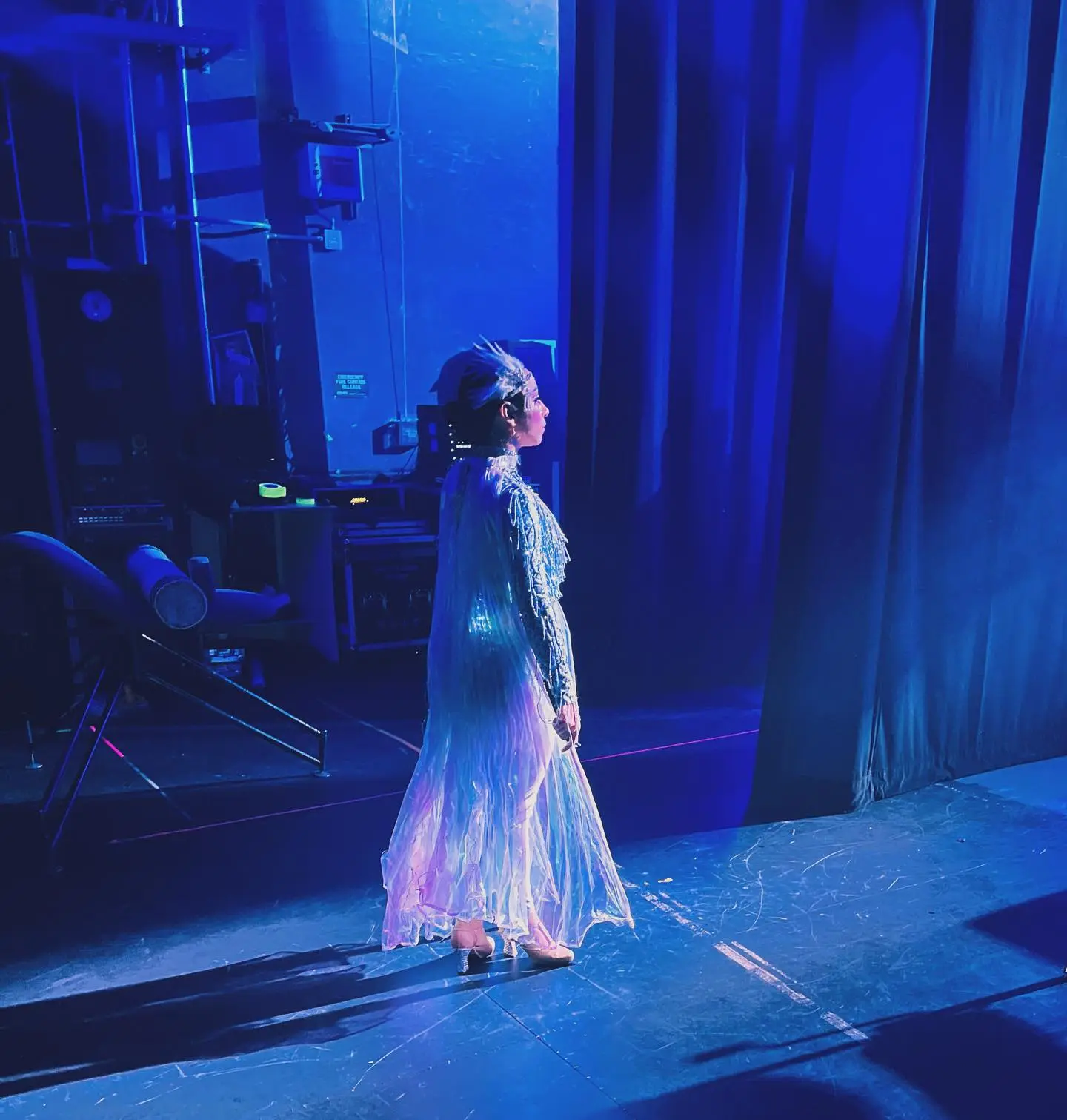 Jessika Flores in the backstage just before to go on the scene.