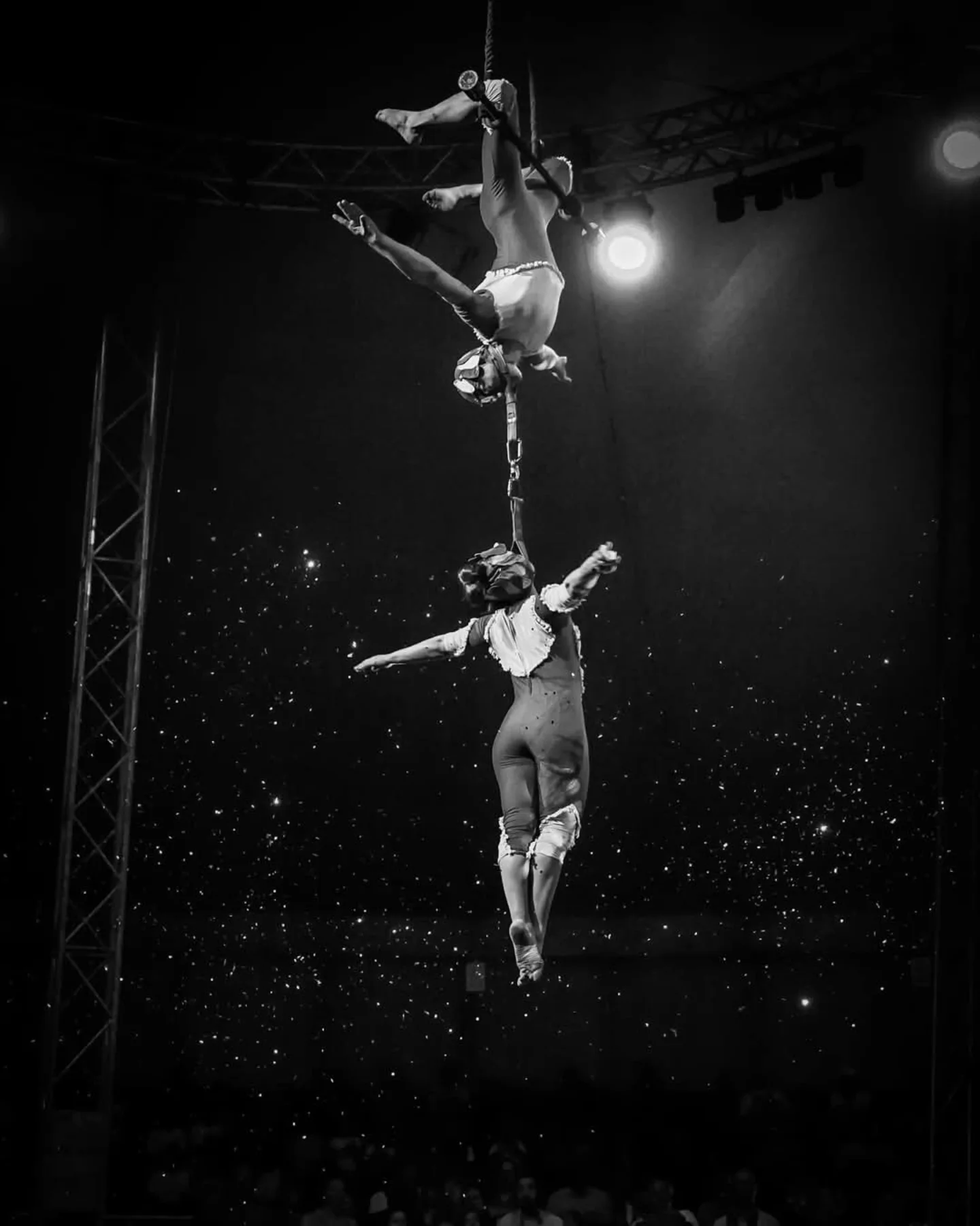 Jessika Flores and its duo doing a trapeze show with final head suspension.